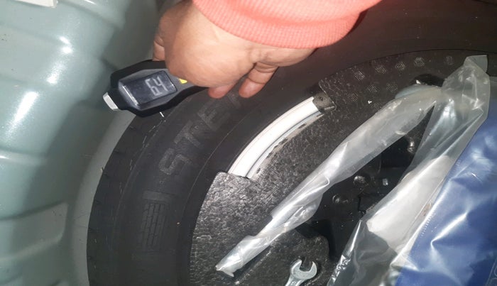 2022 Mahindra XUV300 W6 1.2 PETROL AMT, Petrol, Automatic, 7,787 km, tyre