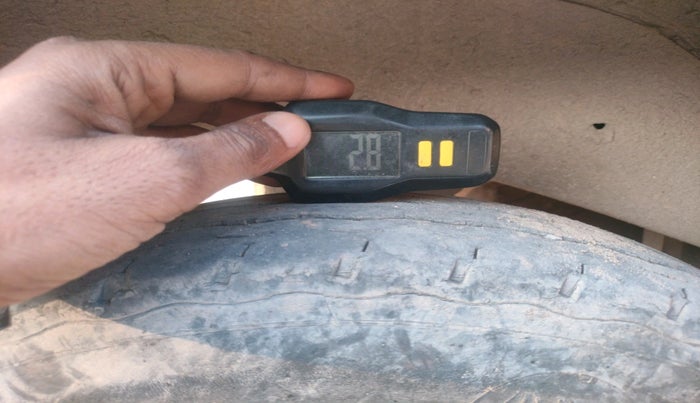 2011 Maruti Eeco 5 STR WITH A/C+HTR, Petrol, Manual, 3,56,304 km, tyre