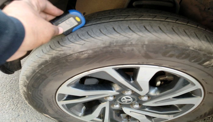 2022 Toyota Innova Crysta 2.7 VX 7 STR, Petrol, Manual, 1,43,102 km, tyre