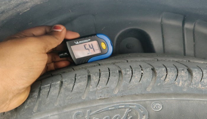 2022 Mahindra XUV300 W8 1.2 PETROL, Petrol, Manual, 32,562 km, tyre