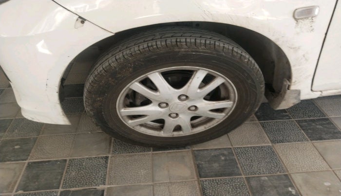 2013 Honda Brio V MT, Petrol, Manual, 99,650 km, tyre