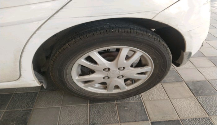 2013 Honda Brio V MT, Petrol, Manual, 99,650 km, tyre