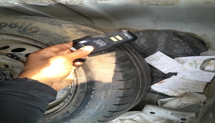 2018 Hyundai Xcent E+, Petrol, Manual, 1,17,592 km, tyre