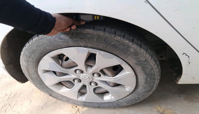 2018 Hyundai Xcent E+, Petrol, Manual, 1,17,592 km, tyre