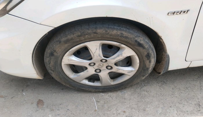 2011 Hyundai Verna FLUIDIC 1.4 CRDI, Diesel, Manual, 1,73,752 km, tyre