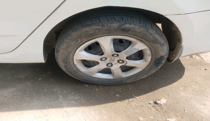 2011 Hyundai Verna FLUIDIC 1.4 CRDI, Diesel, Manual, 1,73,752 km, tyre