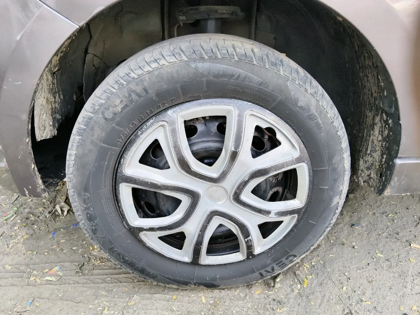 2017 Tata Tiago XT PETROL, Petrol, Manual, 1,61,376 km, tyre