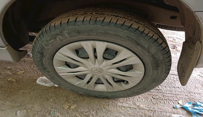 2014 Toyota Innova 2.5 GX 7 STR, Diesel, Manual, 70,018 km, tyre