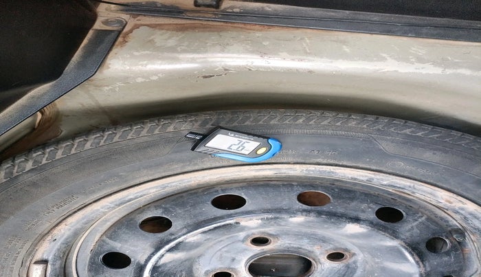 2012 Maruti Swift VXI, Petrol, Manual, 1,24,651 km, tyre