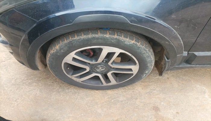 2017 Tata Hexa XTA 4X2 6 STR, Diesel, Automatic, 1,35,049 km, tyre