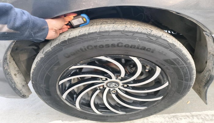 2016 Toyota Innova Crysta 2.4 VX 8 STR, Diesel, Manual, 4,17,637 km, tyre