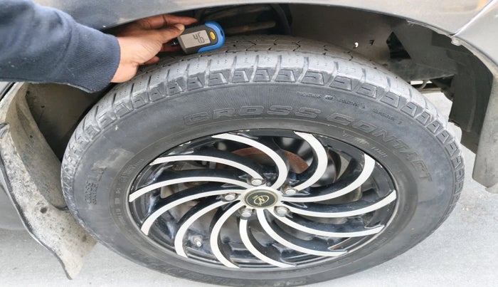 2016 Toyota Innova Crysta 2.4 VX 8 STR, Diesel, Manual, 4,17,637 km, tyre