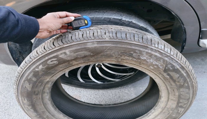 2016 Toyota Innova Crysta 2.4 VX 8 STR, Diesel, Manual, 4,17,637 km, tyre