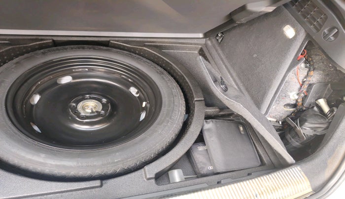 2016 Audi Q3 35 TDI Quattro, Diesel, Automatic, 1,40,197 km, tyre