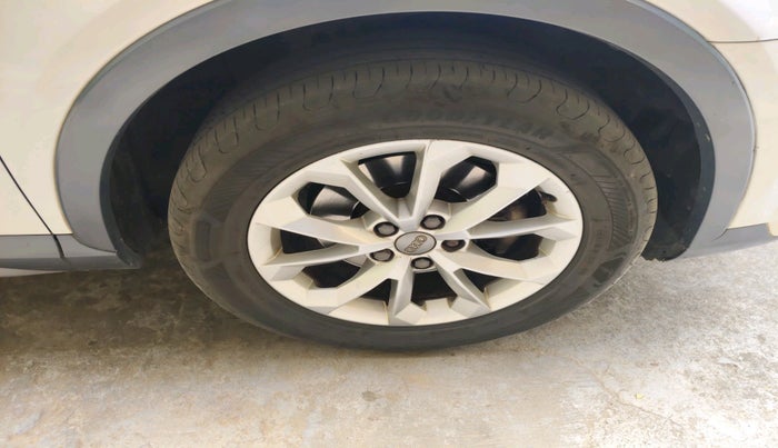 2016 Audi Q3 35 TDI Quattro, Diesel, Automatic, 1,40,197 km, tyre