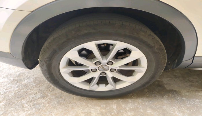 2016 Audi Q3 35 TDI Quattro, Diesel, Automatic, 1,40,197 km, tyre