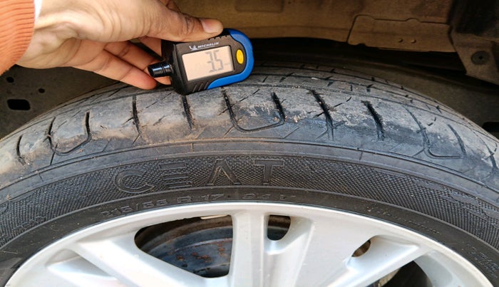 2016 Toyota Innova Crysta 2.4 VX 8 STR, Diesel, Manual, 1,02,523 km, tyre