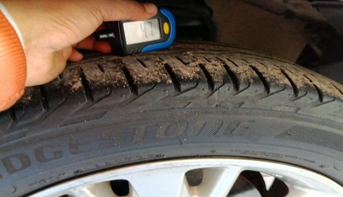 2016 Toyota Innova Crysta 2.4 VX 8 STR, Diesel, Manual, 1,02,523 km, tyre