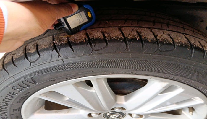 2016 Toyota Innova Crysta 2.4 VX 8 STR, Diesel, Manual, 1,02,523 km, tyre