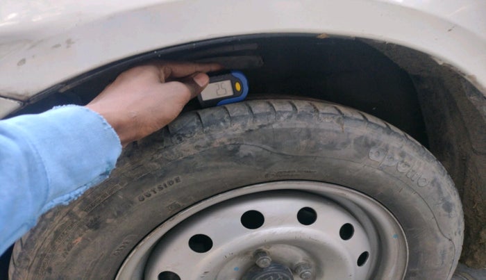 2015 Maruti Swift Dzire LXI, Petrol, Manual, 1,47,706 km, tyre