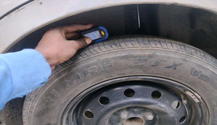 2015 Maruti Swift Dzire LXI, Petrol, Manual, 1,47,706 km, tyre