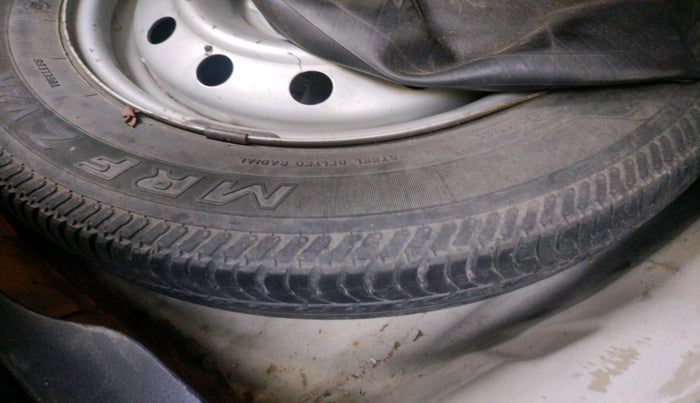 2015 Maruti Swift Dzire LXI, Petrol, Manual, 1,47,706 km, tyre