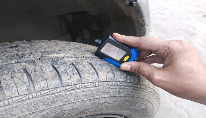 2011 Maruti Ritz LXI, Petrol, Manual, 1,62,657 km, tyre