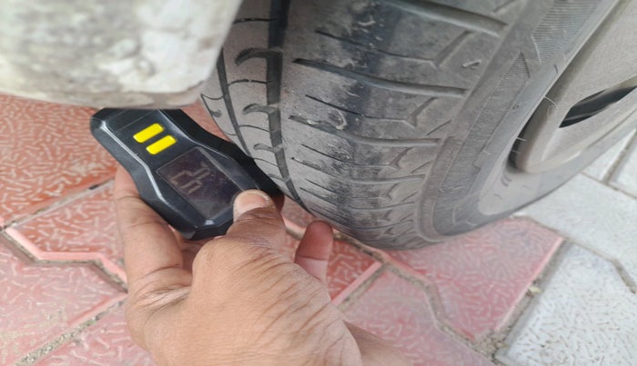 2013 Hyundai i10 ERA 1.1, Petrol, Manual, 2,03,945 km, tyre