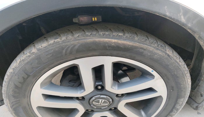 2017 Tata Hexa XTA 4X2 7 STR, Diesel, Automatic, 1,19,146 km, tyre