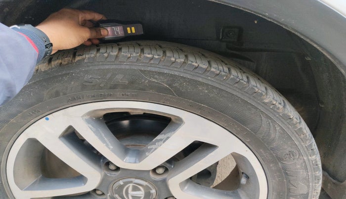 2017 Tata Hexa XTA 4X2 7 STR, Diesel, Automatic, 1,19,146 km, tyre