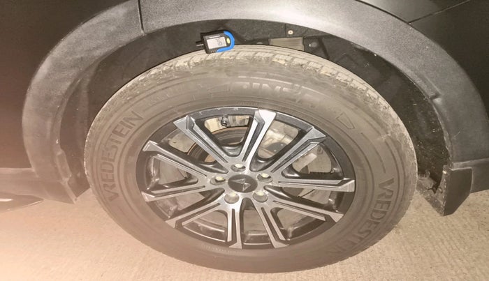 2022 Mahindra XUV700 AX 7 LUXURY D AT 7 STR, Diesel, Automatic, 55,534 km, tyre