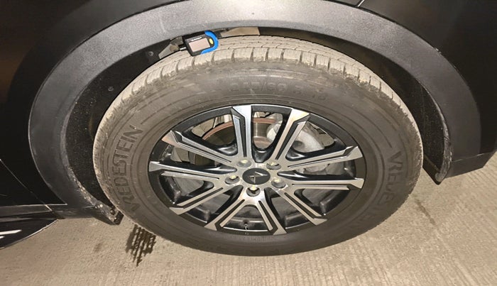 2022 Mahindra XUV700 AX 7 LUXURY D AT 7 STR, Diesel, Automatic, 55,534 km, tyre