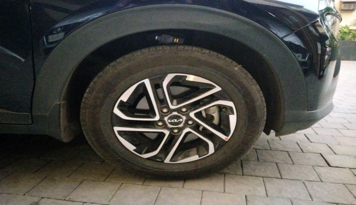 2022 KIA CARENS LUXURY PLUS 1.4 PETROL DCT 7 STR, Petrol, Automatic, 9,189 km, tyre