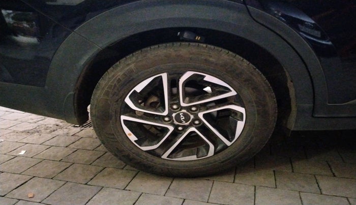 2022 KIA CARENS LUXURY PLUS 1.4 PETROL DCT 7 STR, Petrol, Automatic, 9,189 km, tyre