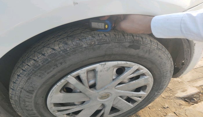 2010 Maruti Swift LXI, Petrol, Manual, 1,24,375 km, tyre