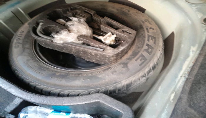 2013 Volkswagen Vento HIGHLINE DIESEL 1.6, Diesel, Manual, 82,749 km, tyre