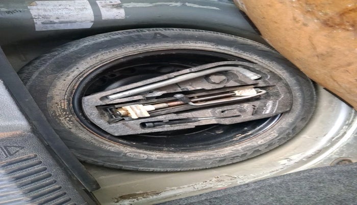 2014 Volkswagen Polo COMFORTLINE 1.2L, Diesel, Manual, 1,25,102 km, tyre