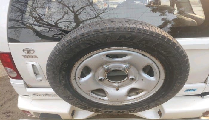 2014 Tata Safari 4X2 EX DICOR 2.2 VTT, Diesel, Manual, 1,35,087 km, tyre