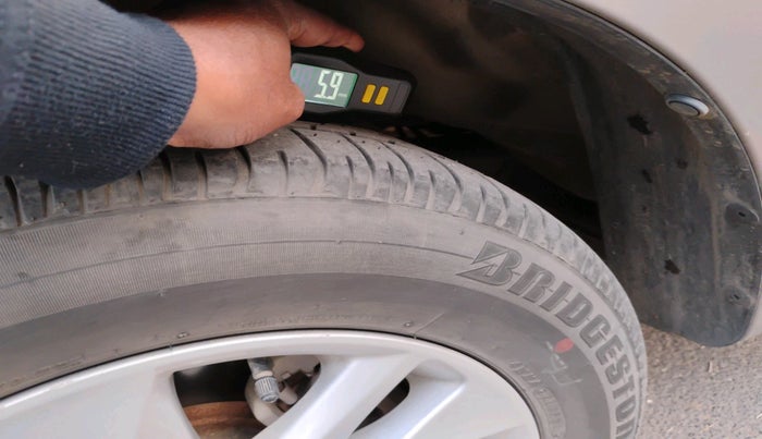 2017 Toyota Innova Crysta 2.4 G 8 STR, Diesel, Manual, 1,52,229 km, tyre