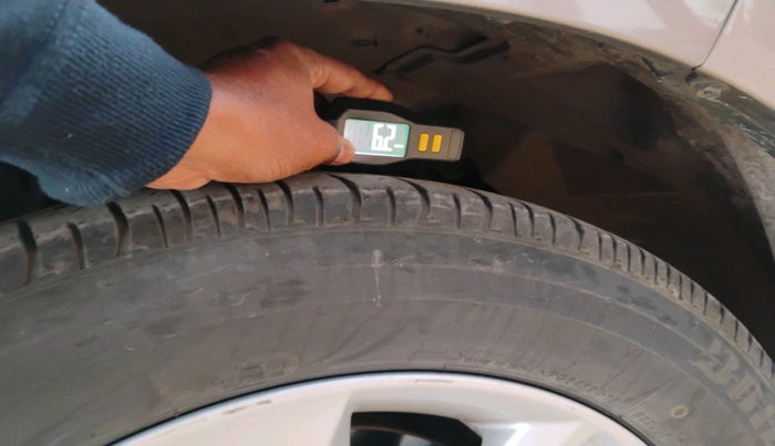 2017 Toyota Innova Crysta 2.4 G 8 STR, Diesel, Manual, 1,52,229 km, tyre