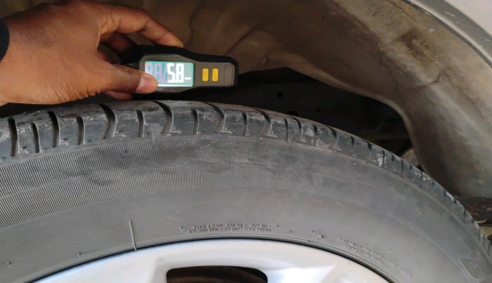 2017 Toyota Innova Crysta 2.4 G 8 STR, Diesel, Manual, 1,52,229 km, tyre