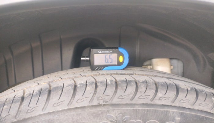 2023 Mahindra XUV300 W4 1.2 PETROL, Petrol, Manual, 12,595 km, tyre