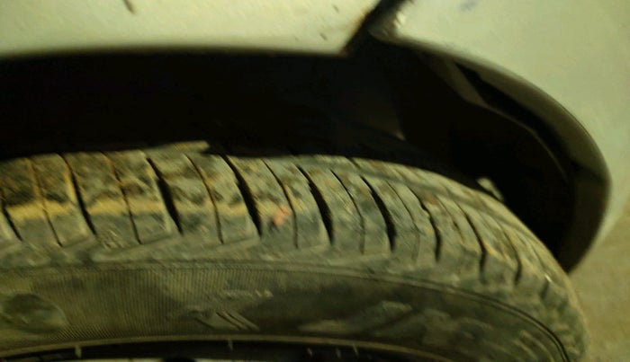 2015 Hyundai i10 MAGNA 1.1, Petrol, Manual, 1,11,660 km, tyre