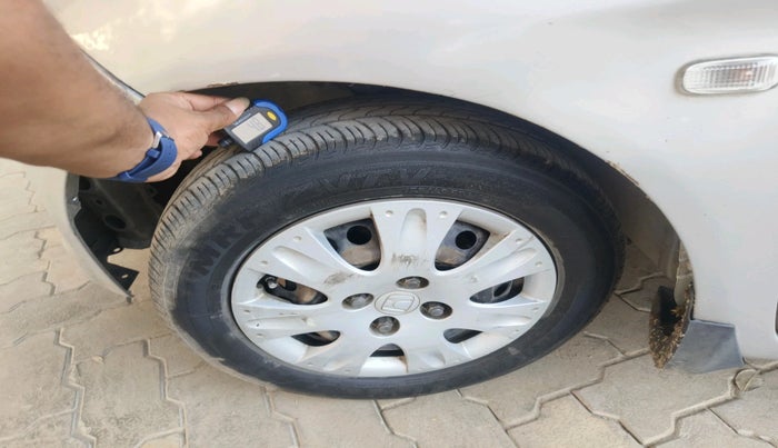 2014 Honda Brio S MT, Petrol, Manual, 1,69,006 km, tyre