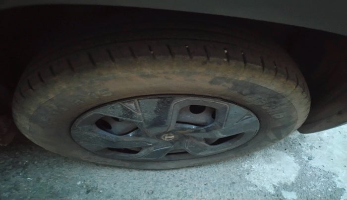 2022 Tata PUNCH ADVENTURE CAMO AMT, Petrol, Automatic, 31,479 km, tyre