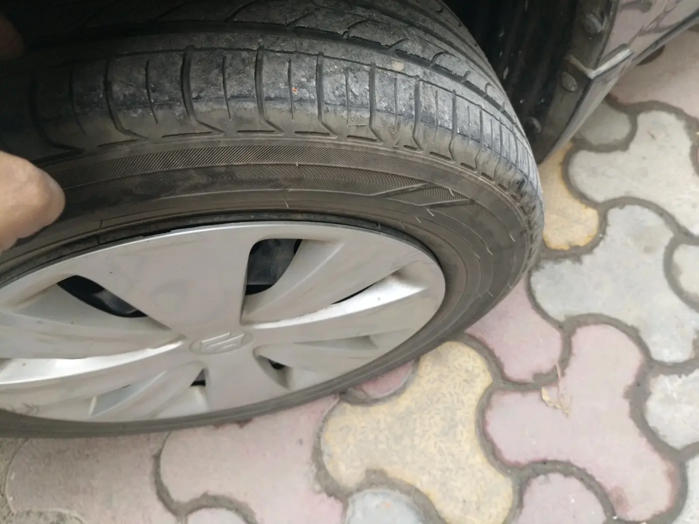 2016 Maruti Ertiga VXI, Petrol, Manual, 10,90,000 km, tyre