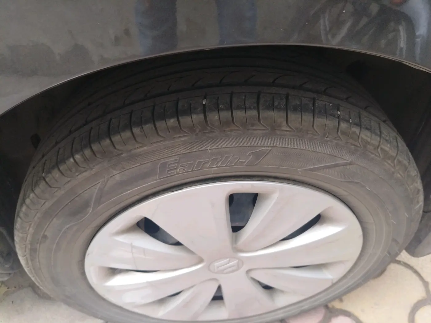 2016 Maruti Ertiga VXI, Petrol, Manual, 10,90,000 km, tyre