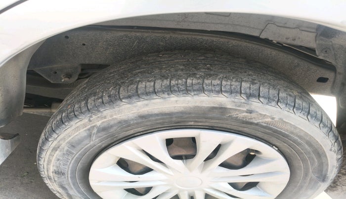 2012 Toyota Innova GX 2.5 7 STR, Diesel, Manual, 2,27,723 km, tyre