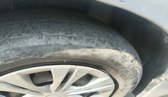 2012 Toyota Innova GX 2.5 7 STR, Diesel, Manual, 2,27,723 km, tyre