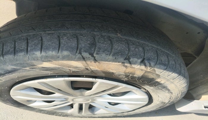 2012 Toyota Innova GX 2.5 7 STR, Diesel, Manual, 2,27,723 km, tyre